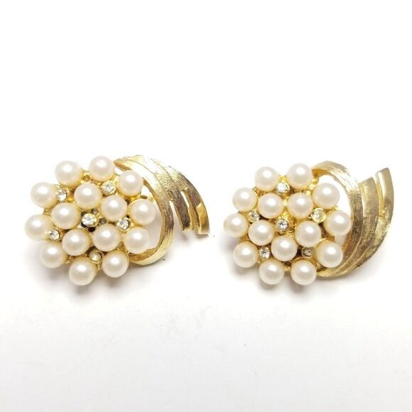 Vintage Faux Pearl Cluster Rhinestone Clip On Earrings, Retro Design, Gold Tone - Picture 1 of 6